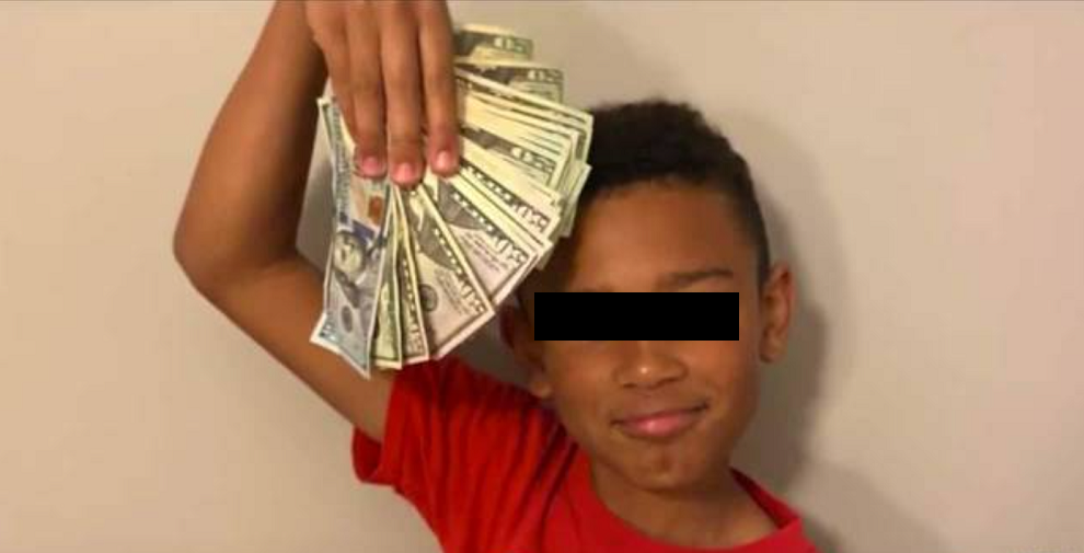 Niño se encuentra 100 mil pesos y sus padres lo hacen devolverlos
