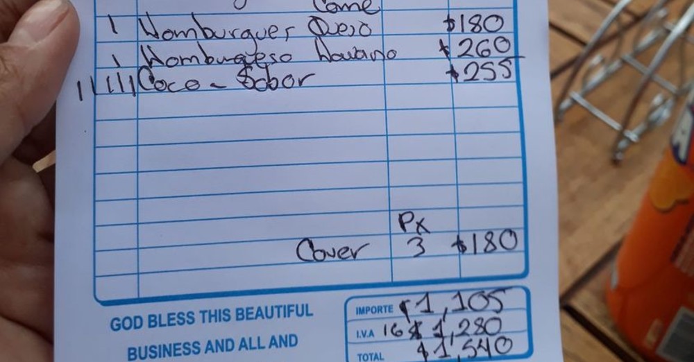 Clienta denuncia estafa en restaurante; le cobraron la propina y 'cover'