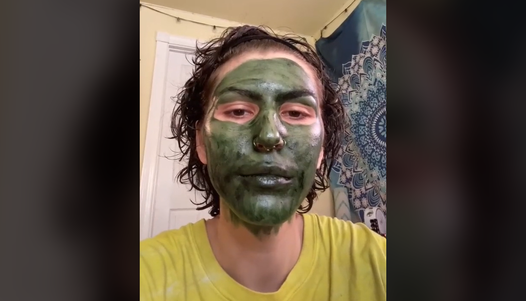 Se pone una mascarilla de clorofila y acaba con la cara verde