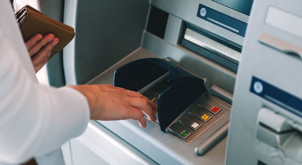 Va al cajero y descubre que tiene 20 mil millones de pesos en su cuenta