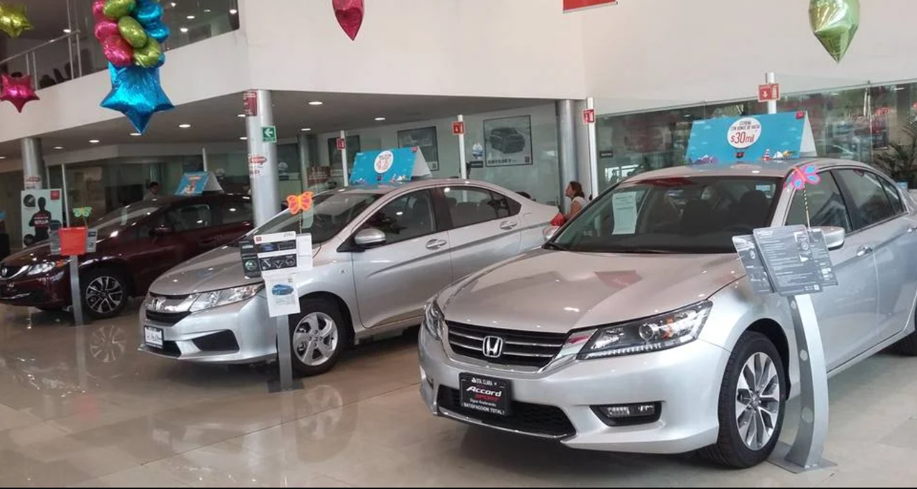 Compró un auto en agencia, pero tenía placas robadas y acabó detenida