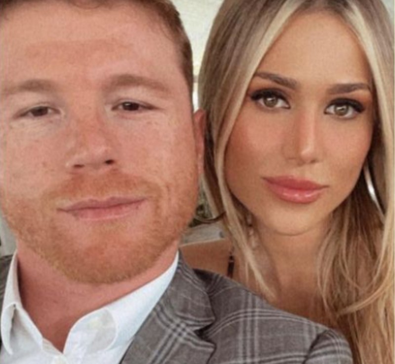 Captan al 'Canelo' Álvarez lanzando billetes de 500 pesos en bautizo