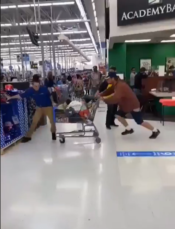 Empleado de Walmart noquea a un cliente que le escupió