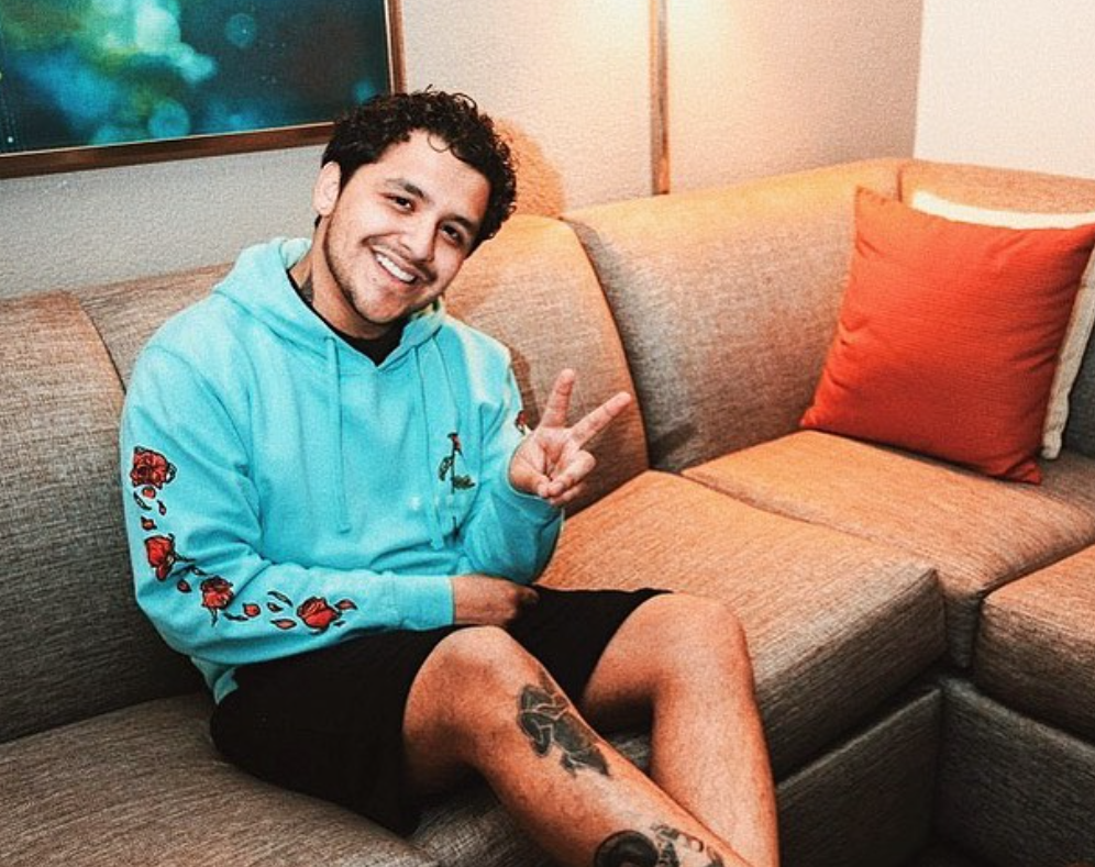 Nodal se mofa de Lupillo Rivera por taparse el tatuaje de Belinda