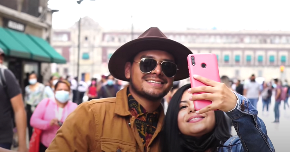 Young man disguises himself as Christian Nodal and fans ask him for photos