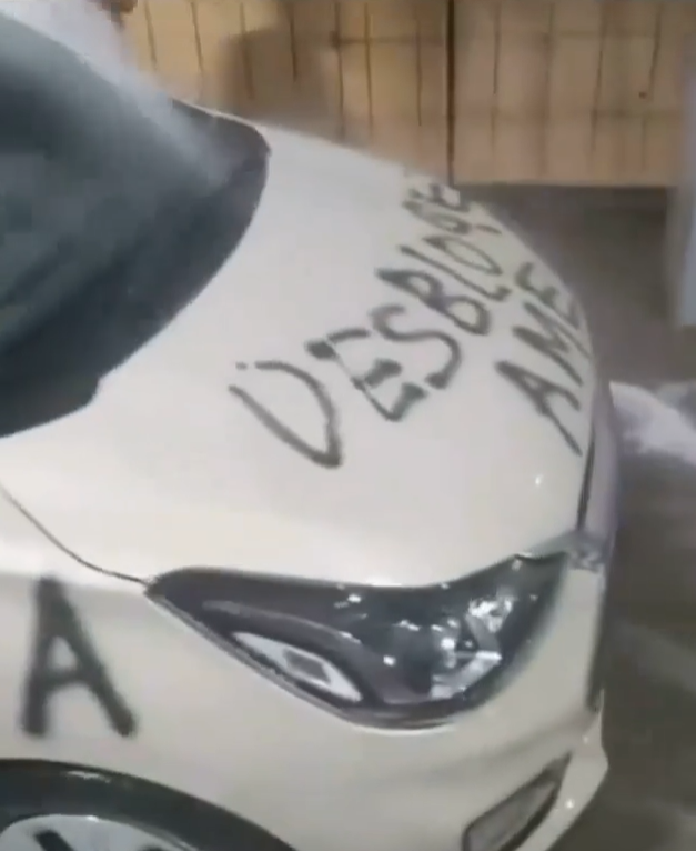 "Estoy embarazada, desbloquéame", le escribe en el auto a su pareja