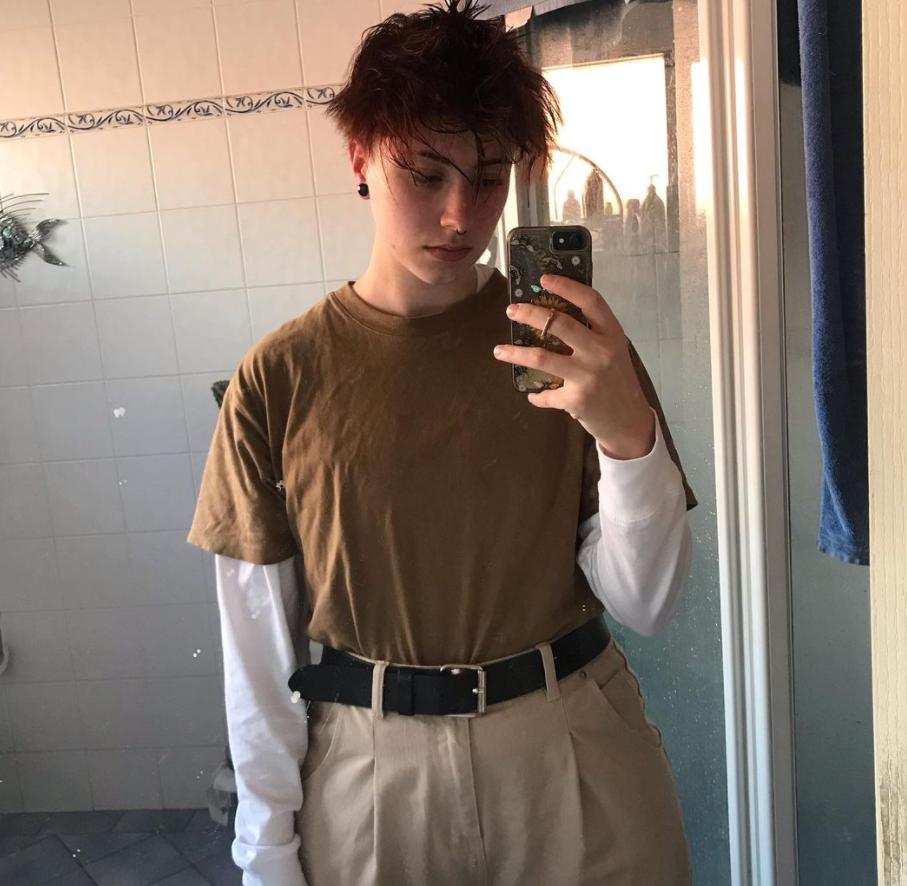 Joven 'no binario' denuncia discriminación de barbero por llamarla mujer