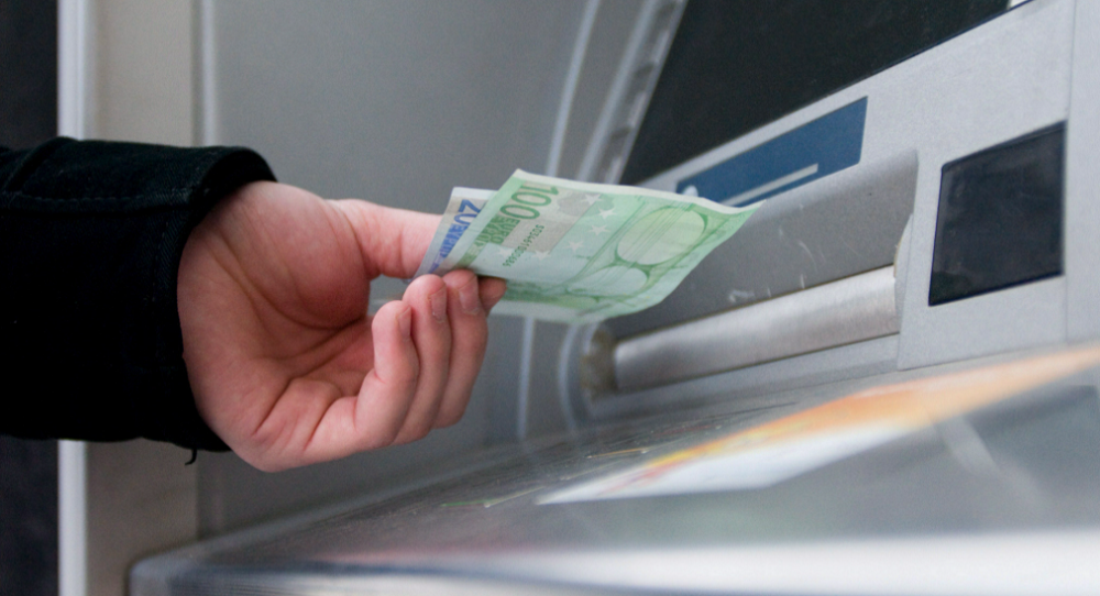 Recibe por error un depósito de 100 mil pesos y los devuelve