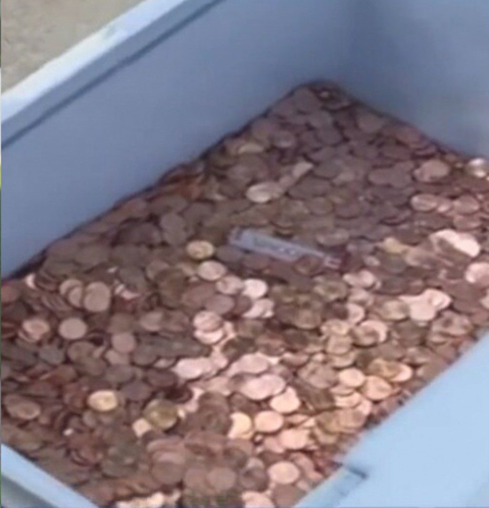 Padre paga la pensión alimenticia de su hija con 80 mil centavos