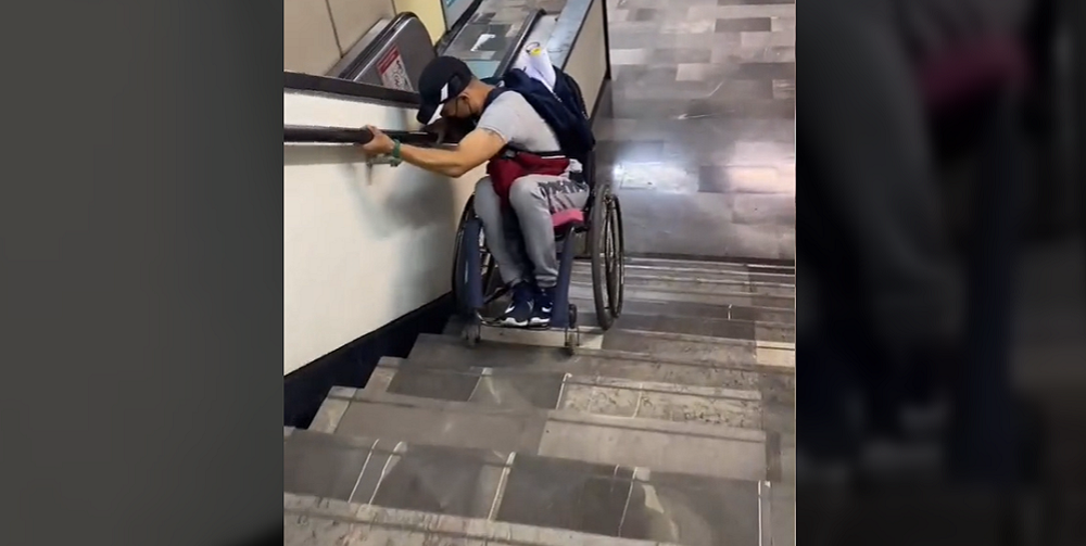 Joven en silla de ruedas muestra cómo baja las escaleras del Metro