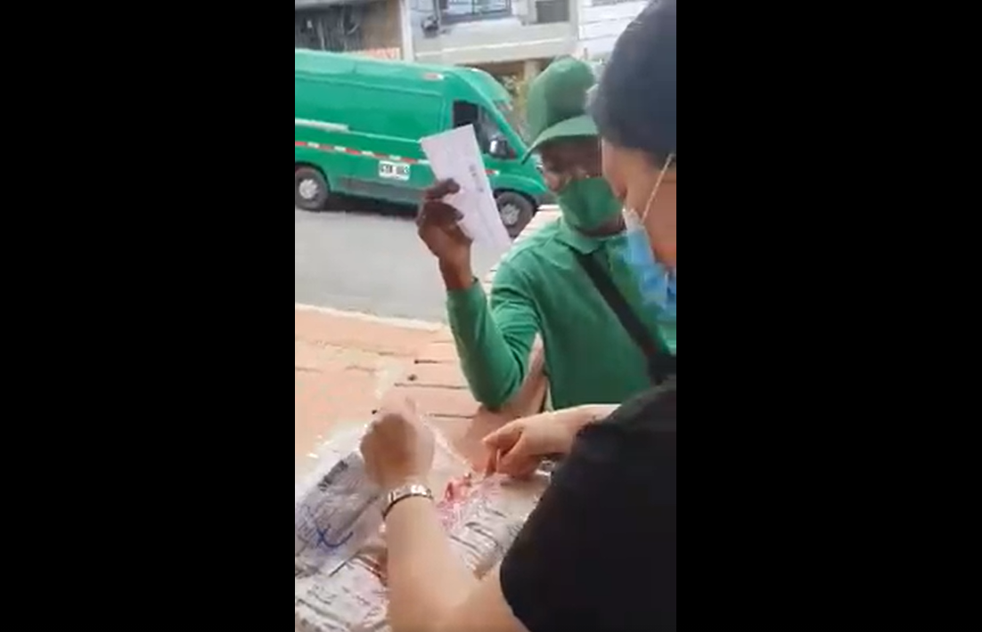 Cliente pide el reembolso de una laptop, pero devuelve tablas de madera