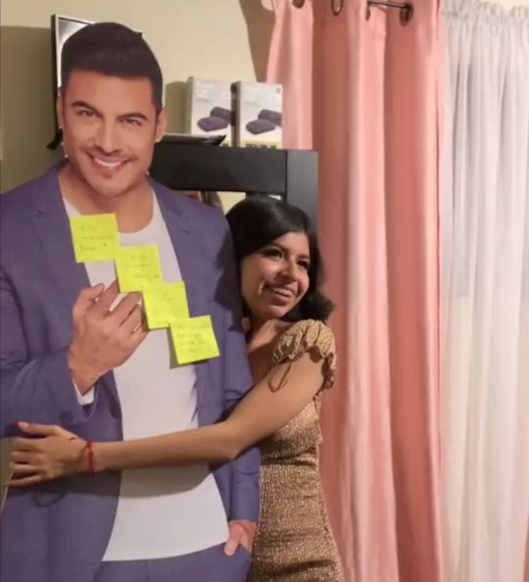 Joven se lleva anuncio de Carlos Rivera de Coppel para dárselo a su novia