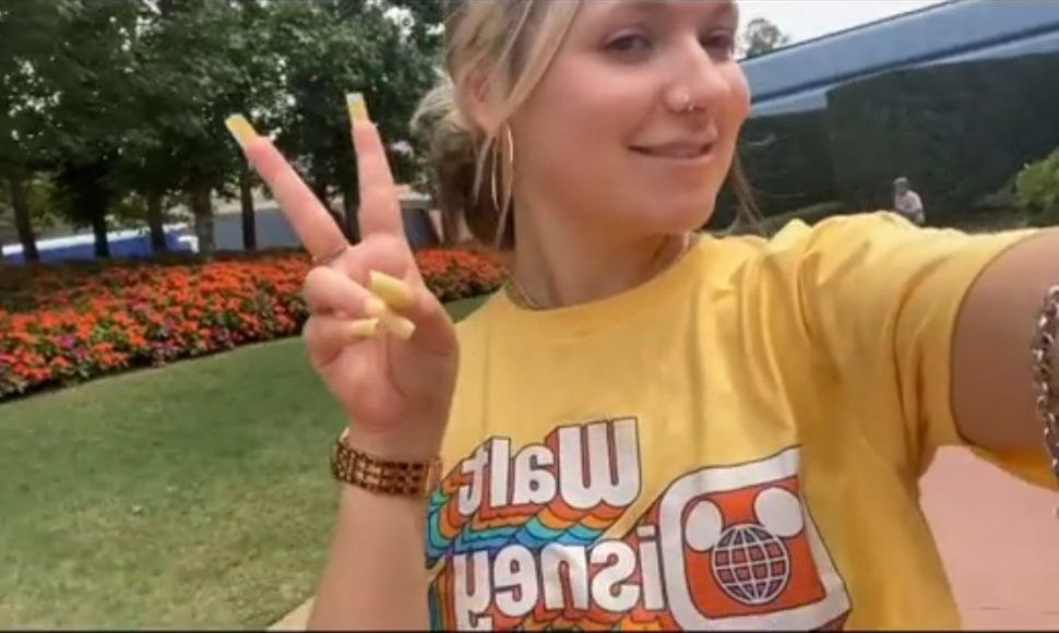 Regalan ropa a una joven que llevaba escote en Disney World