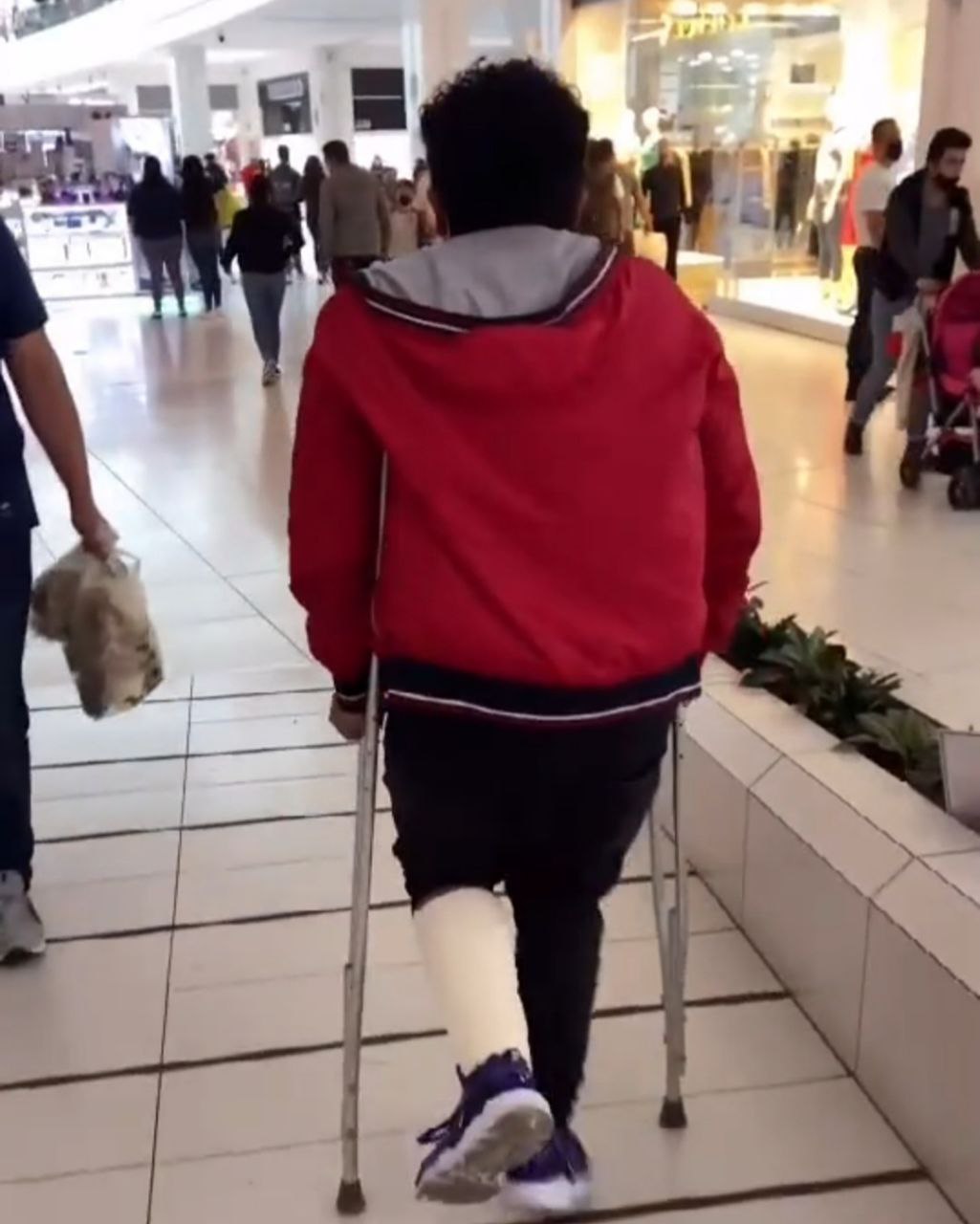 Jóvenes fingen tener una fractura para meter alitas al cine