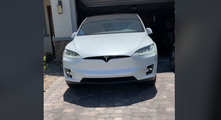 Bebé gasta 200 mil pesos en una actualización de Tesla