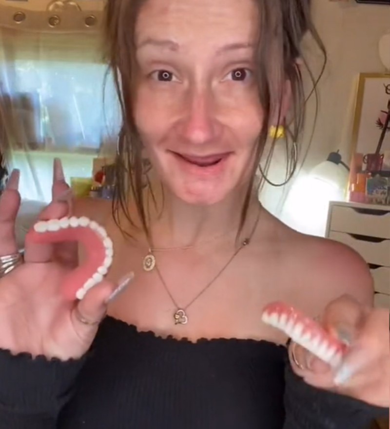Influencer muestra cómo luce sin dientes postizos y maquillaje