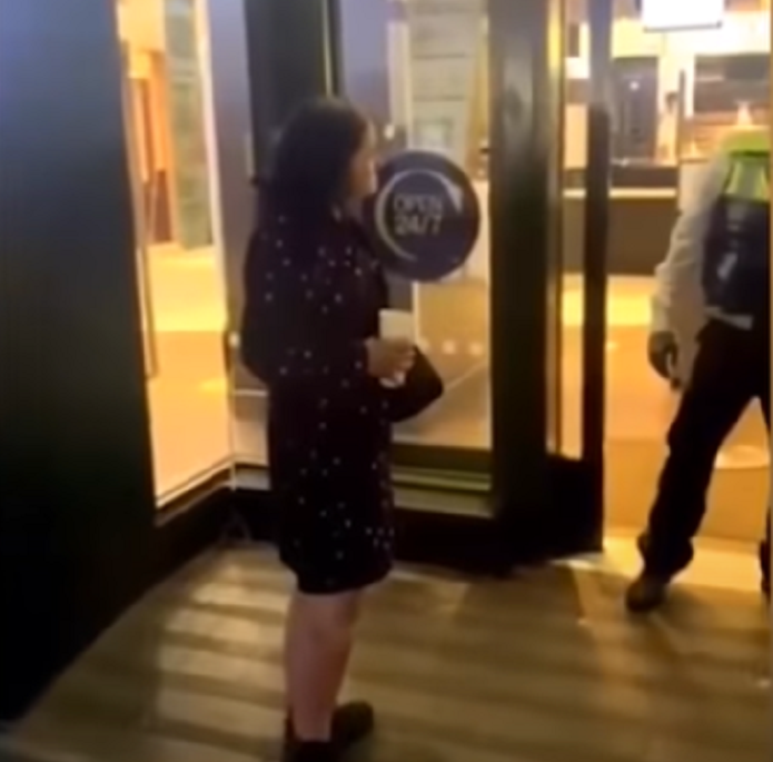 Guardia de McDonald's golpea a mujer que le aventó su bebida en la cara