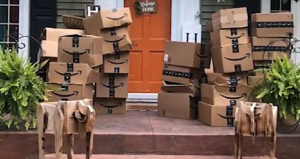 Recibe 150 paquetes por error y Amazon le dice que se los quede