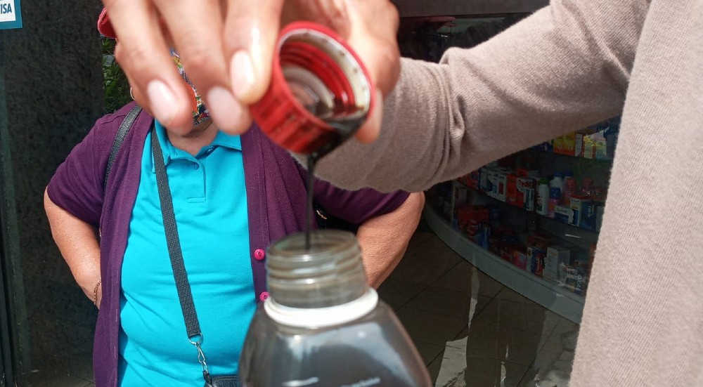 Acusa a Farmacias del Ahorro de venderle aceite de auto en vez de suero