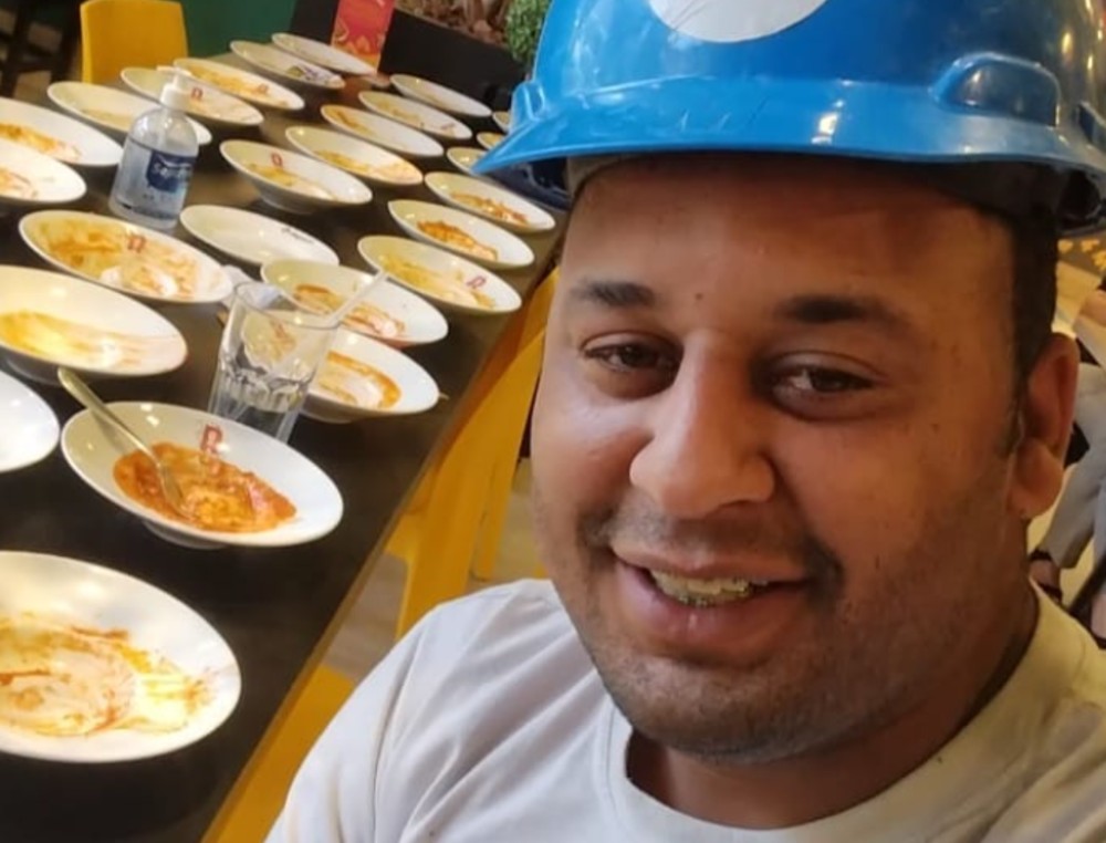 Lo sacan de un buffet por servirse 15 platos y ordenar 8 más