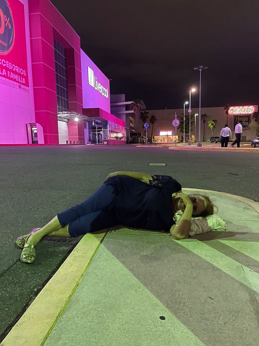 Pierde su boleto de estacionamiento y duerme afuera de la plaza