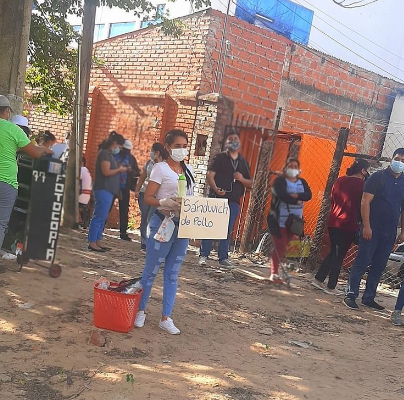 Se mofan de reportera por vender sándwiches en sus días libres