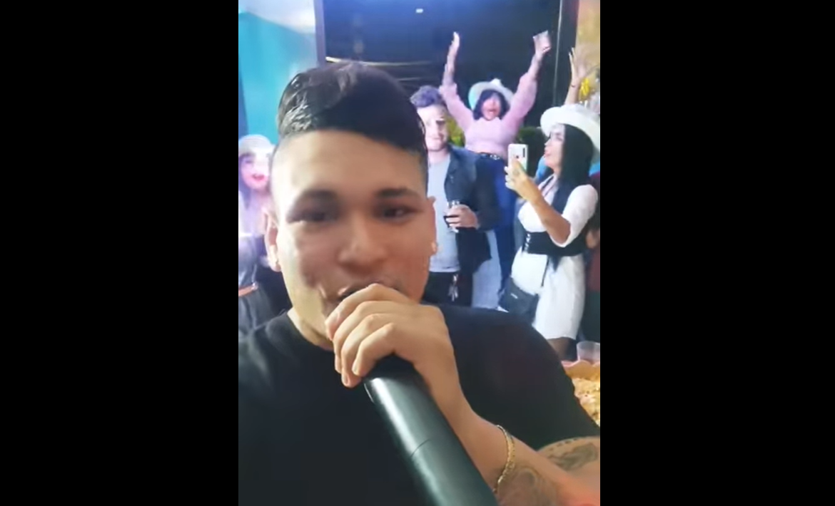 Joven se cae por la ventana mientras bailaba en una fiesta