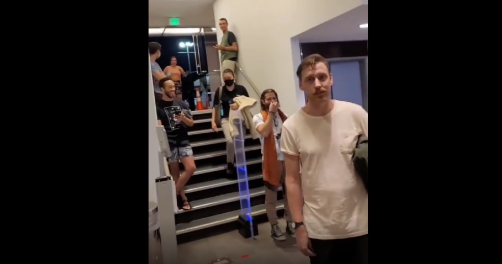 Clienta arma escándalo porque una mujer trans entró al baño de damas