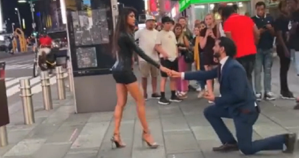 Le pide matrimonio en medio de la calle y ella lo rechaza