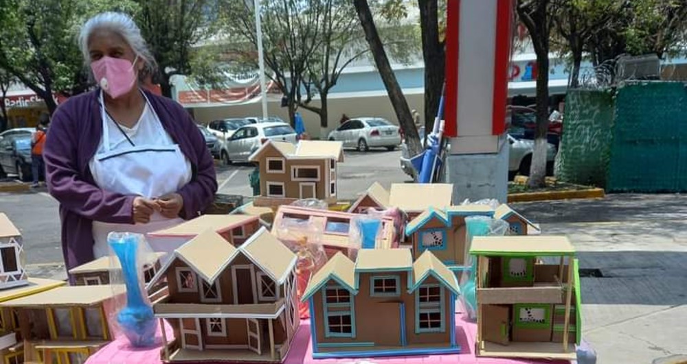 Abuelita fabrica casitas de cartón y las cambia por despensas