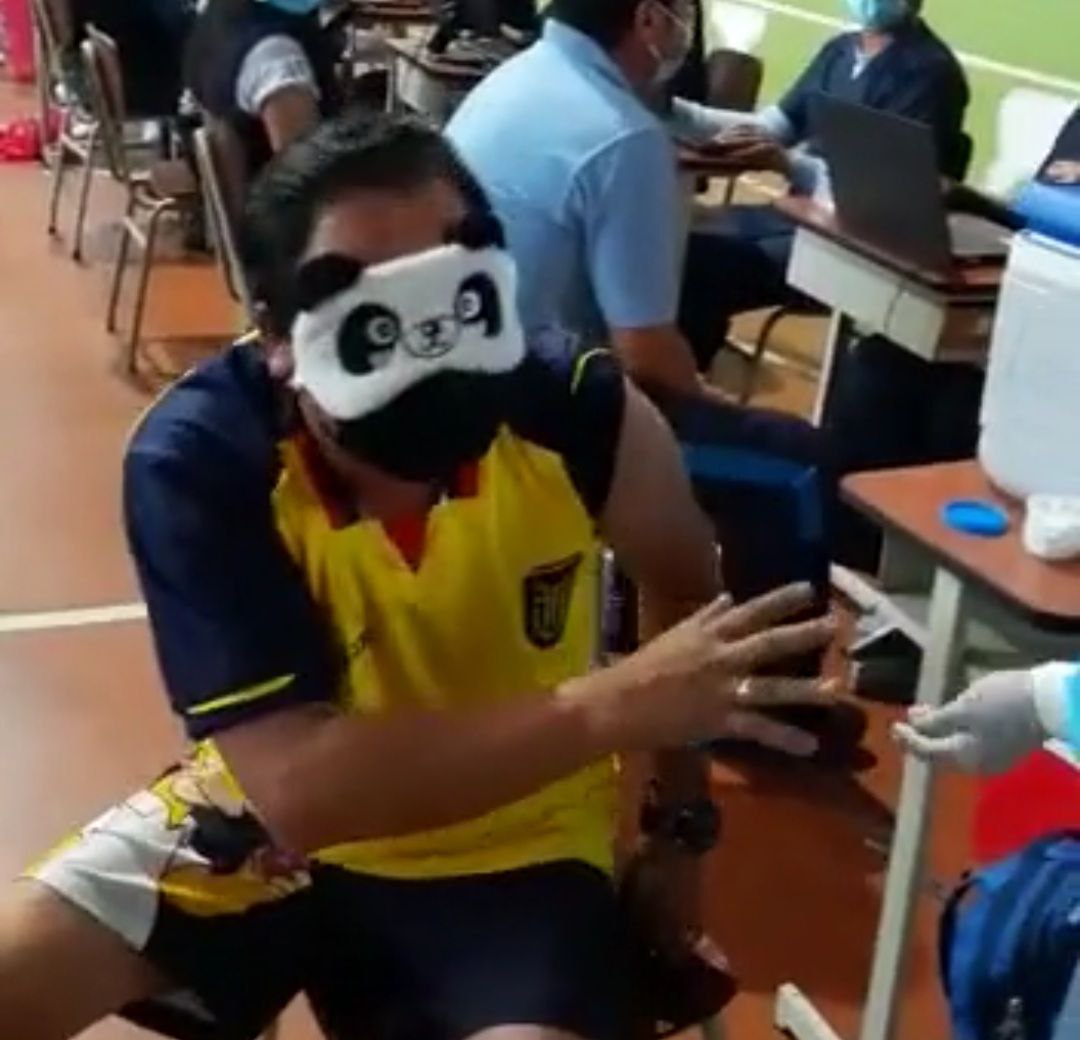 Señor con antifaz de panda se hace viral por su temor a las agujas