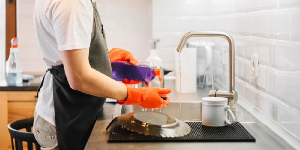 Adolescente demanda a su papá por ponerlo a ayudar en el hogar