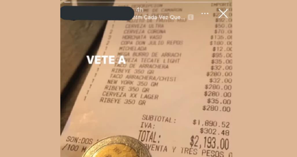 Mesero exhibe a clientes que le dejaron una propina de 7 pesos