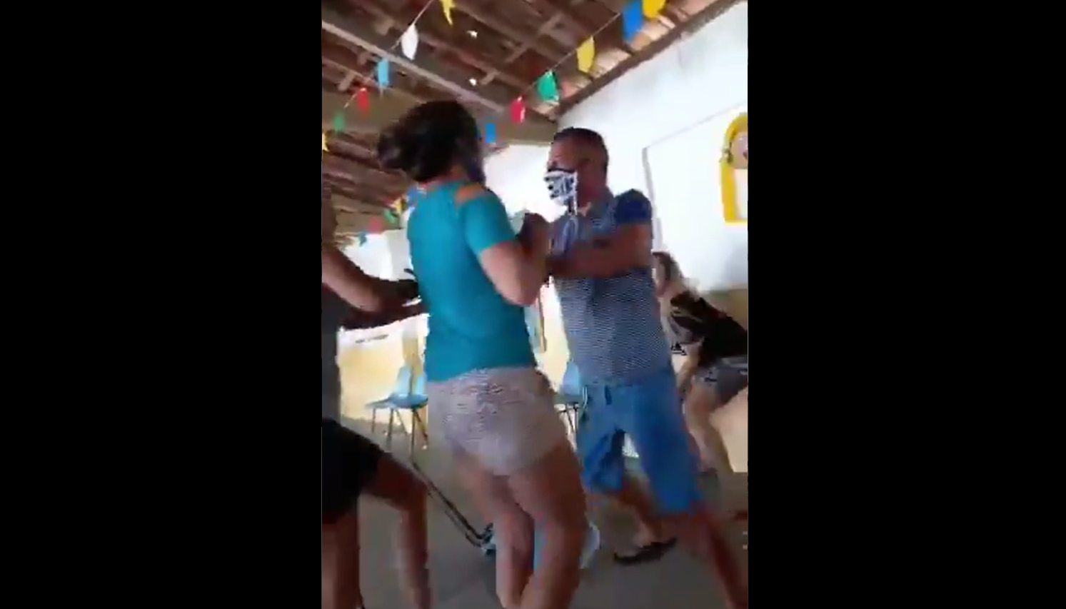 Su esposa y cuñada lo encuentran con otra en la fila de vacunación