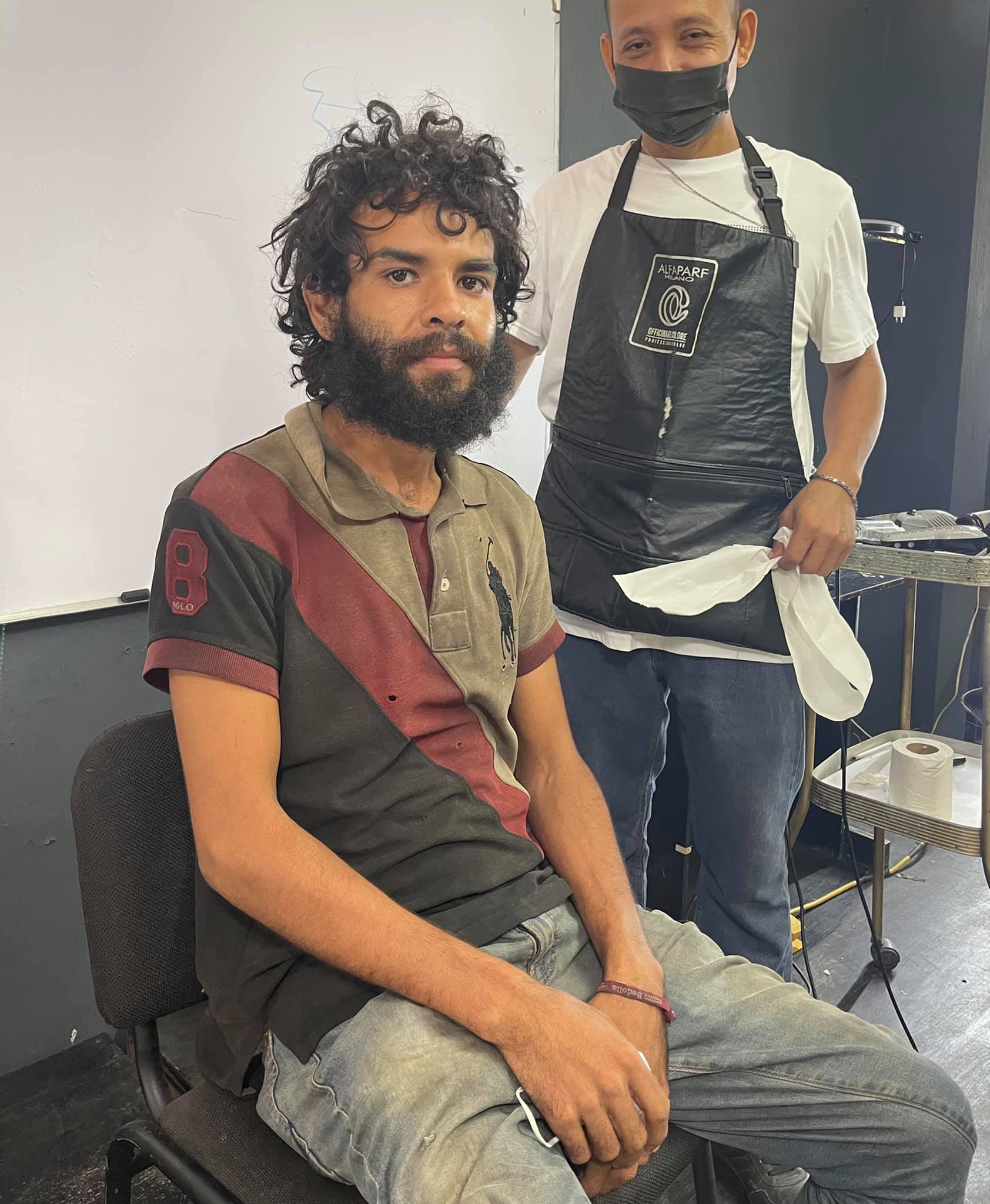 Indigente recibe un cambio de look y gana varias admiradoras