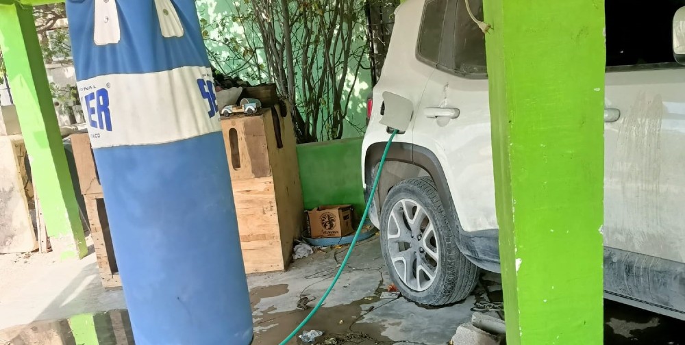 Mujer llena con agua el tanque de gasolina del auto de su exnovio