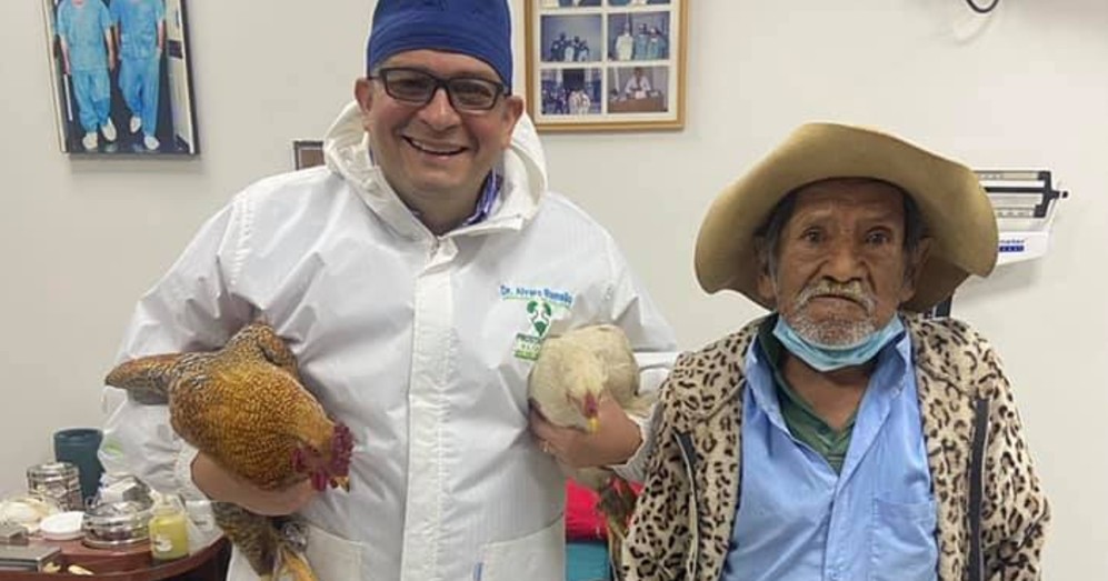 Abuelito de bajos recursos paga su operación con dos gallinas