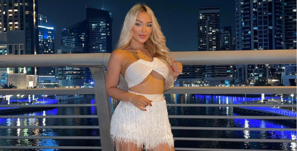 Sacan a influencer de un centro comercial por vestir "demasiado sexy"