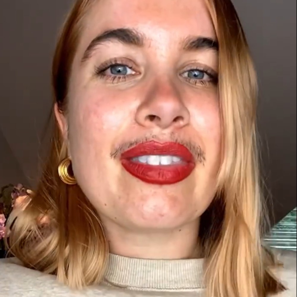 Influencer se cansa de utilizar filtros y presume su bigote