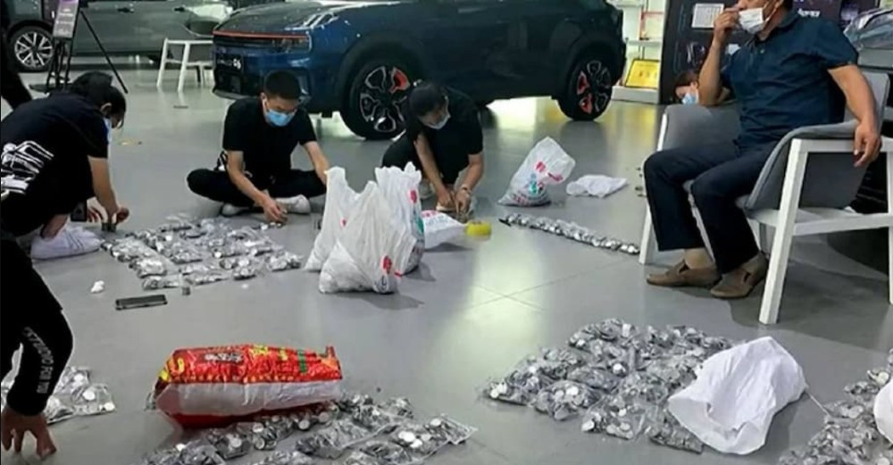 Hombre compra un auto de 150 mil pesos y lo paga con monedas