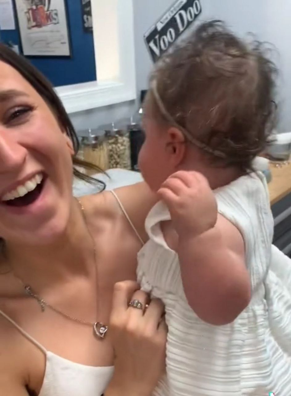 Mamá es criticada por hacerle piercings a su bebé de 6 meses