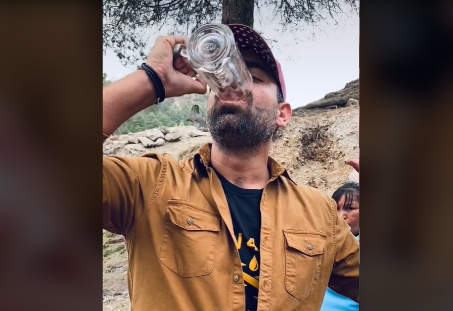 Arturo Islas bebe agua con estiércol en solidaridad con indígenas