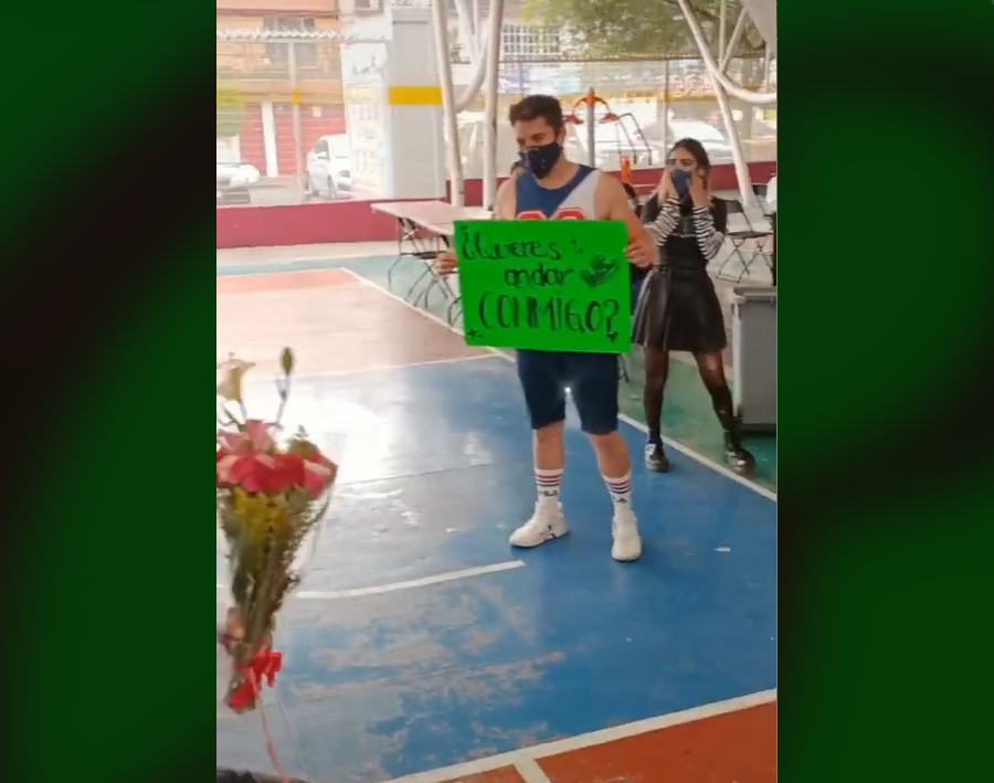 Le pide a un joven que sea su novio en la fila de vacunación