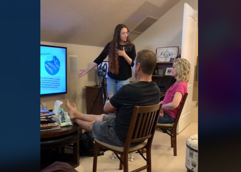 Le confiesa a sus papás que es stripper con presentación de PowerPoint