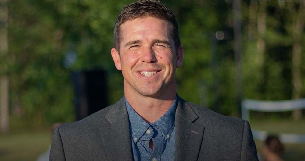 Maestro gana demanda a escuela que le ordenó usar pronombres inclusivos