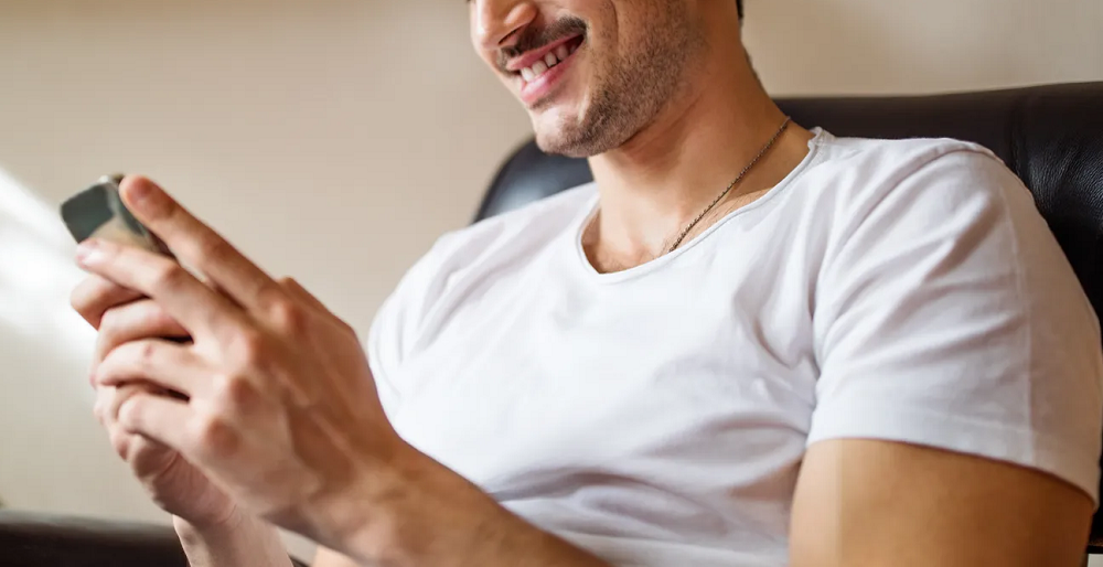 Consigue novia en una app de citas, pero lo estafa con 300 mil pesos