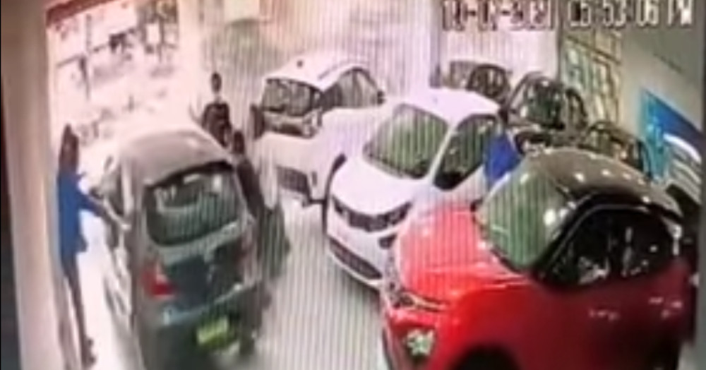 Compra un auto nuevo y lo estrella al estrenarlo en la agencia