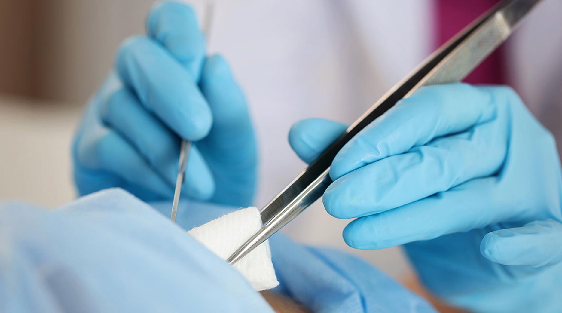 Clínica le cobra un cargo extra a paciente por llorar en la cirugía