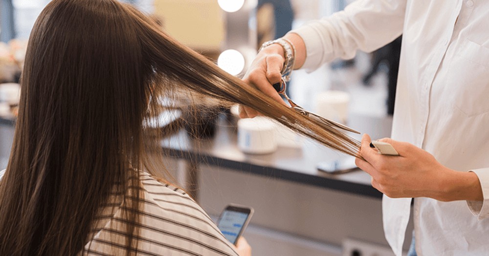 Demanda a estética por cortarle mal el cabello y deberán pagarle 5 mdp