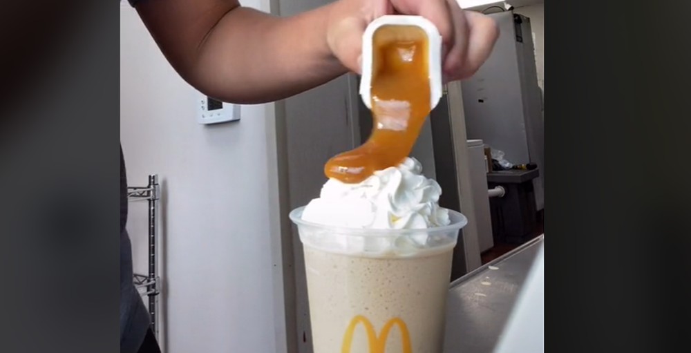 Empleado de McDonald’s le echa salsa a la bebida de un cliente